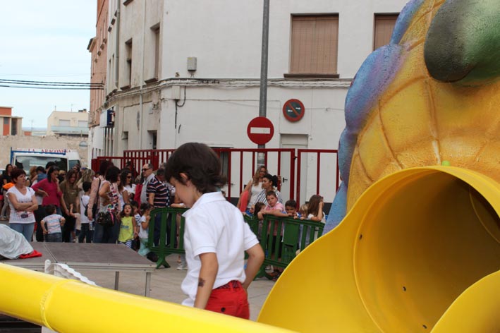 niños jugando con el tragachicos de Fuentes de Ebro